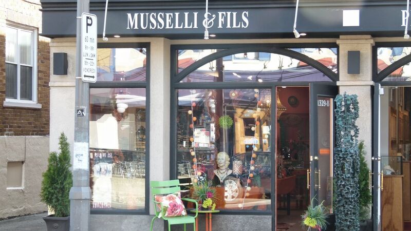 La façade noire de Musselli & Fils, le jour, sur l’avenue Maguire
